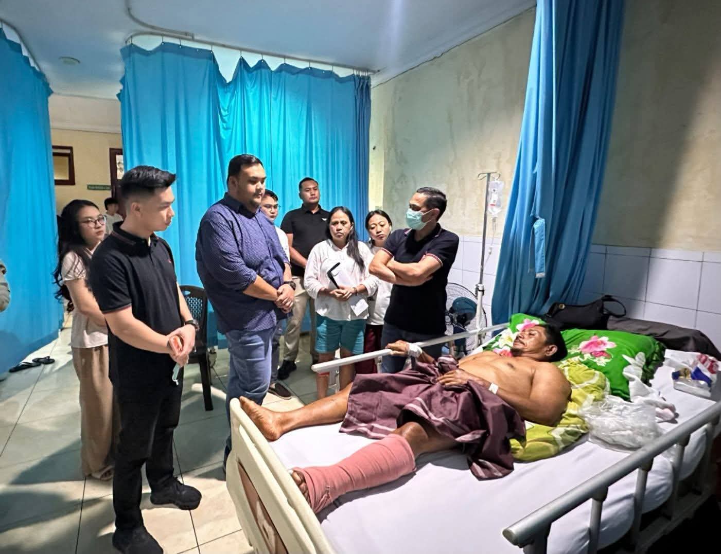 Ketua Tidar Sulut, Standius Bara Prima, S.Ikom., M.Ikom., mendampingi langsung Wali Kota Kotamobagu, dr. Weny Gaib, Sp.M., untuk menjenguk para korban kecelakaan maut ajang Drag Race yang kini tengah dirawat intensif di RSUP Prof. Dr. R. D. Kandou, Kota Manado, Rabu (12/8/2026). (Dok.ist)