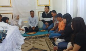IMG-20260813-WA0045 Ketua Tidar Sulut, Bara Prima saat mengunjungi rumah keluarga korban drag race di tanah totabuan, (dok.ist)