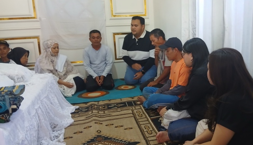 Ketua Tidar Sulut, Bara Prima saat mengunjungi rumah keluarga korban drag race di tanah totabuan, (dok.ist)