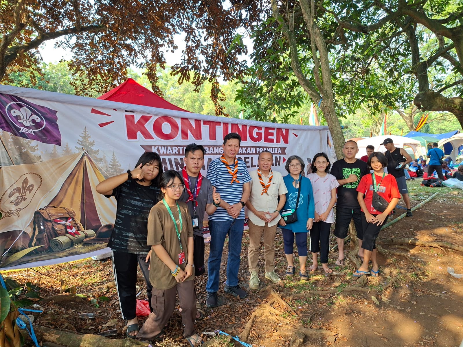 Kakwarcab Minsel, Adv. Donny Tampemawa, S.Pd., S.H., M.H., bersama Ketua Harian Kwarcab Minsel, Arthur Tumipa, meninjau langsung kesiapan Kontingen Kwarcab Minsel yang akan mengikuti Jambore Nasional (Jamnas) 2026. 