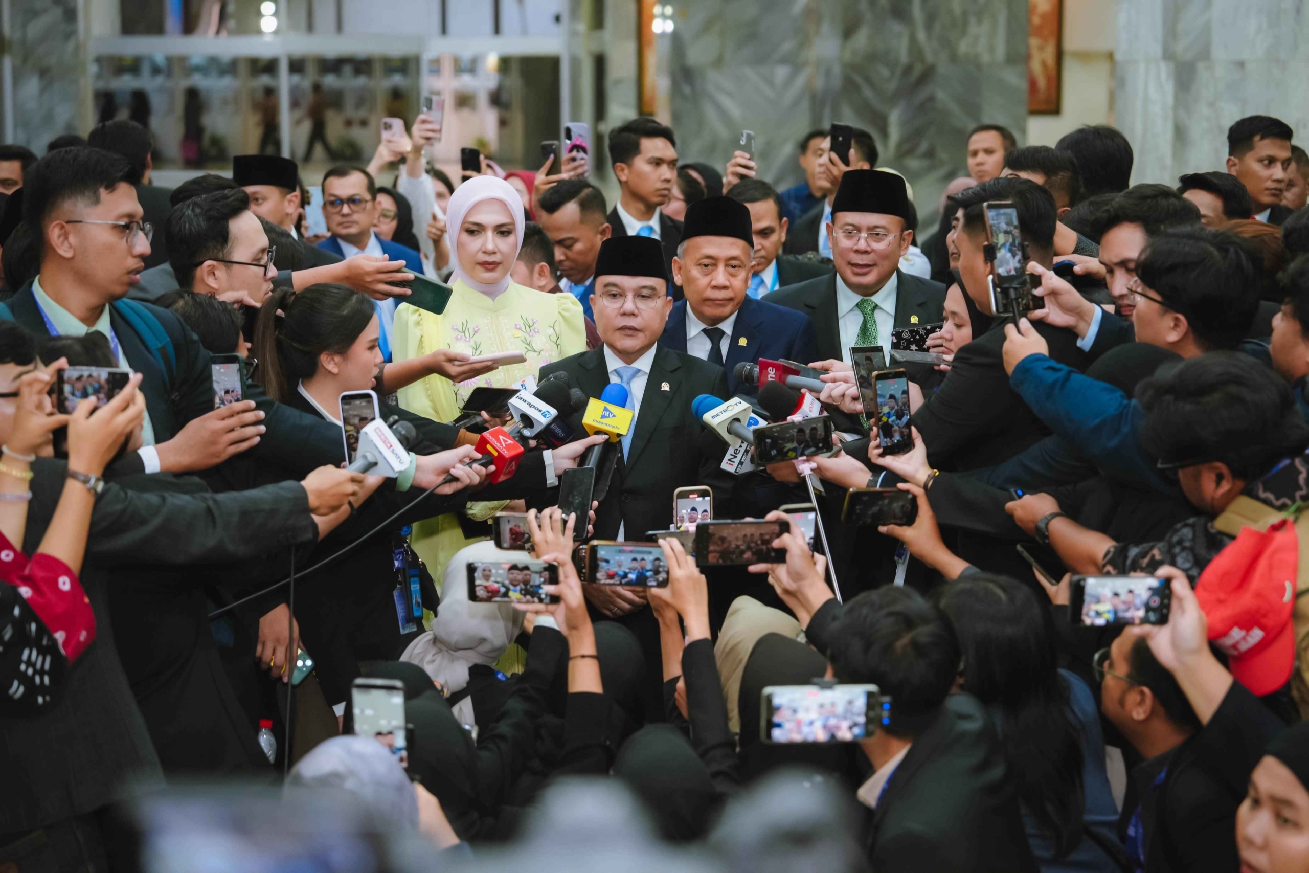 Pimpinan DPR RI Sufmi Dasco Ahmad saat diwawancarai awak media. (dok.istimewa)