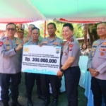 Kapolda Sulawesi Utara Irjen Pol Roycke Harry Langie secara simbolis menyerahkan bantuan keuangan tanggap darurat sebesar Rp300 juta untuk mendukung penanganan pascabencana di wilayah Provinsi Nusa Tenggara Timur (NTT), Kamis (20/8/2026).
