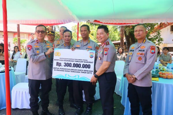 Kapolda Sulawesi Utara Irjen Pol Roycke Harry Langie secara simbolis menyerahkan bantuan keuangan tanggap darurat sebesar Rp300 juta untuk mendukung penanganan pascabencana di wilayah Provinsi Nusa Tenggara Timur (NTT), Kamis (20/8/2026).
