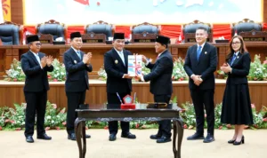 IMG_20260815_003112-1536x863 Penandatanganan nota kesepakatan tersebut berlangsung di Gedung Paripurna DPRD Sulut pada Jumat (14/8/2026).