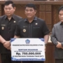‎Si Tou Timou Tumou Tou, bantuan diserahkan secara simbolis oleh Gubernur Sulawesi Utara Yulius Selvanus di ruang sidang Paripurna DPRD Sulut, Senin (24/8/2026).