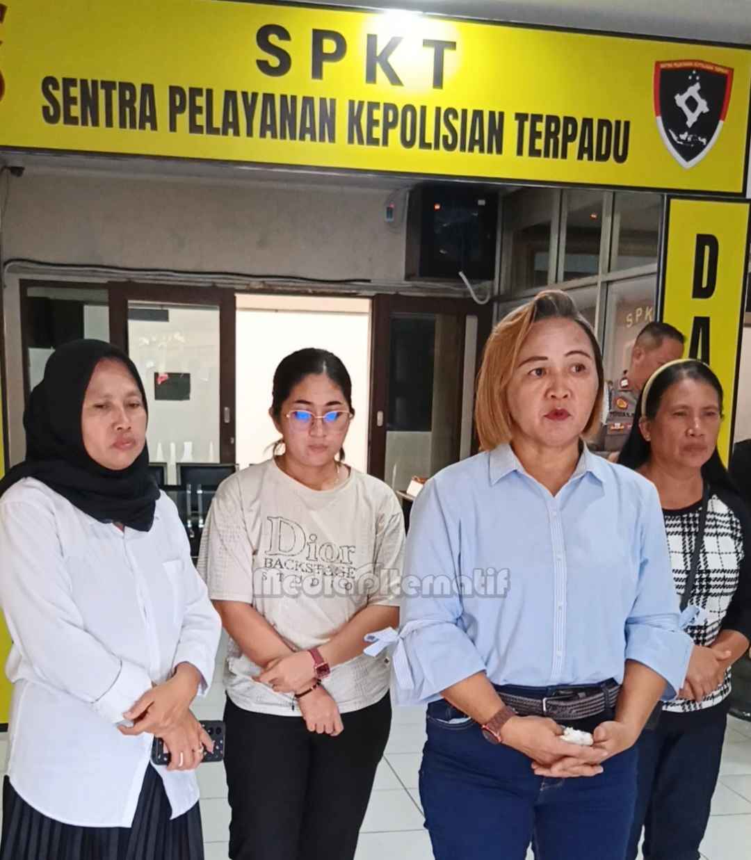Kepala Sekolah PAUD Kendista, Meyni Rotty Bersama Ketiga Guru usai dimintai keterangan oleh penyidik di Mapolda Sulut, Senin (3/8/2026)