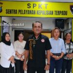 Advokat Eka Dicky Mantik, S.PAK, L.LB, L.LM, bersama klien di Mapolda Sulut, Senin (3/8/2026)