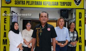 Advokat Eka Dicky Mantik, S.PAK, L.LB, L.LM, bersama klien di Mapolda Sulut, Senin (3/8/2026)