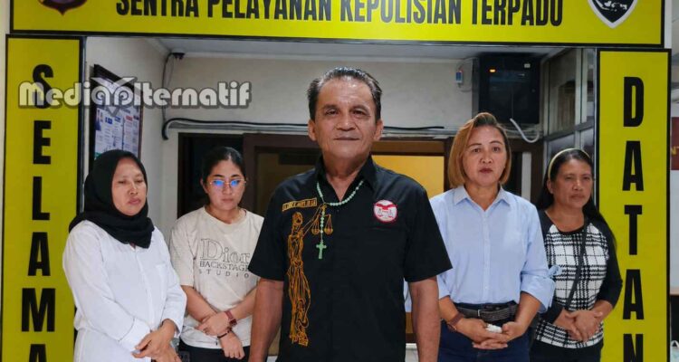 Advokat Eka Dicky Mantik, S.PAK, L.LB, L.LM, bersama klien di Mapolda Sulut, Senin (3/8/2026)