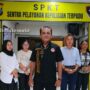 Advokat Eka Dicky Mantik, S.PAK, L.LB, L.LM, bersama klien di Mapolda Sulut, Senin (3/8/2026)