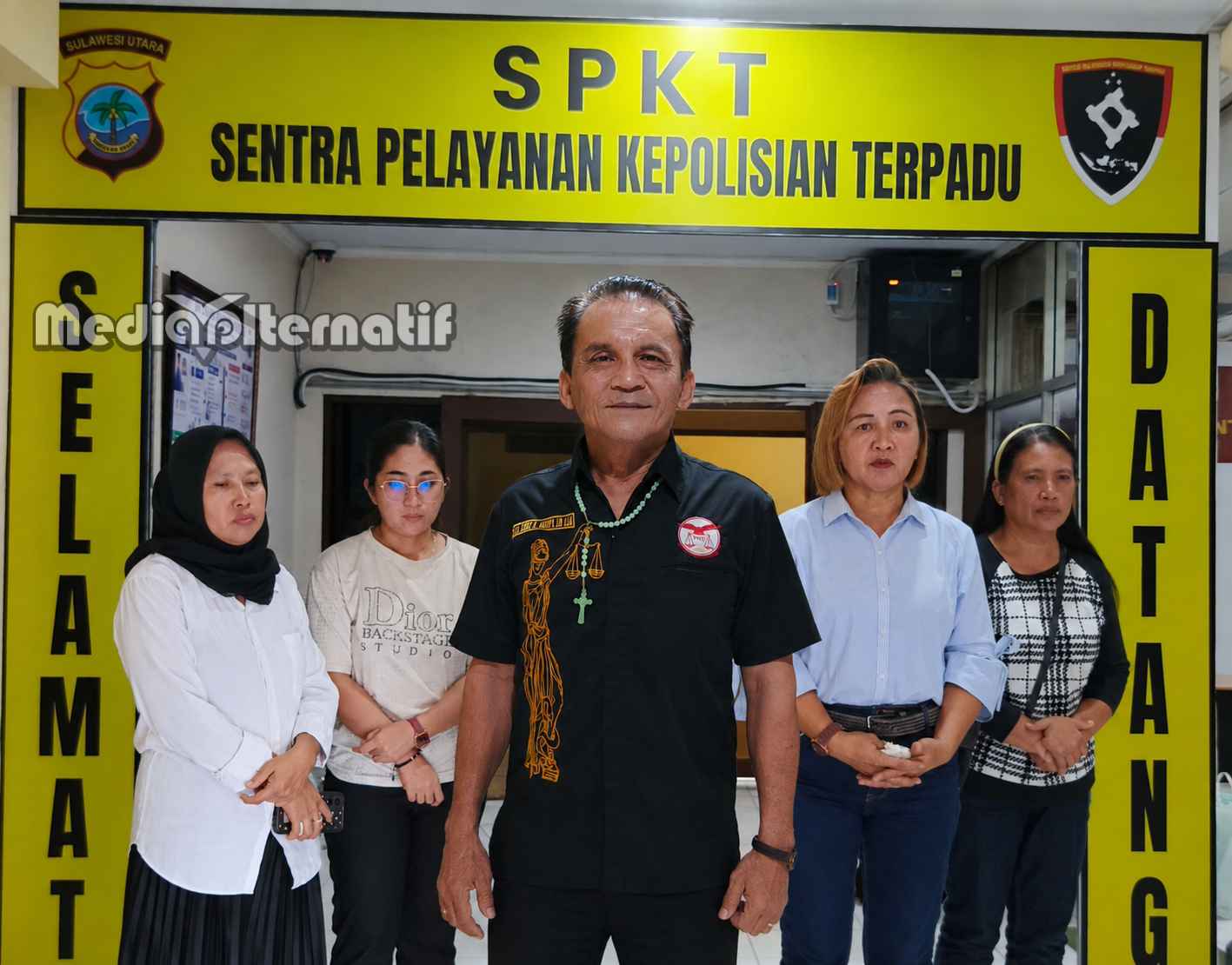 Advokat Eka Dicky Mantik, S.PAK, L.LB, L.LM, bersama klien di Mapolda Sulut, Senin (3/8/2026)