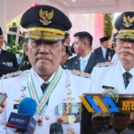 Gubernur saat diwawancarai usai pelaksanaan upacara peringatan kemerdekaan di halaman kantor Gubernur, Senin (17/8/2026). (dok.mediaalternatif)