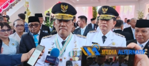 Gubernur saat diwawancarai usai pelaksanaan upacara peringatan kemerdekaan di halaman kantor Gubernur, Senin (17/8/2026). (dok.mediaalternatif)