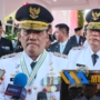 Gubernur saat diwawancarai usai pelaksanaan upacara peringatan kemerdekaan di halaman kantor Gubernur, Senin (17/8/2026). (dok.mediaalternatif)