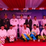Momen Gubernur, Wagub, Sekprov saat foto bersama dengan warga binaan yang menerima remisi. (Dok.mediaalternatif)