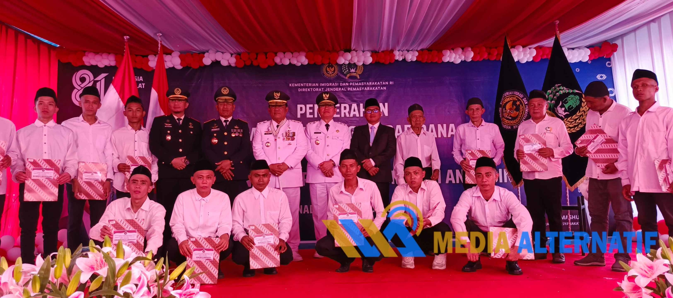 Momen Gubernur, Wagub, Sekprov saat foto bersama dengan warga binaan yang menerima remisi. (Dok.mediaalternatif)