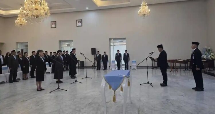 Pelantikan dan pengambilan sumpah jabatan berlangsung di Wisma Negara Bumi Beringin, Manado, Rabu (5/8/2026).