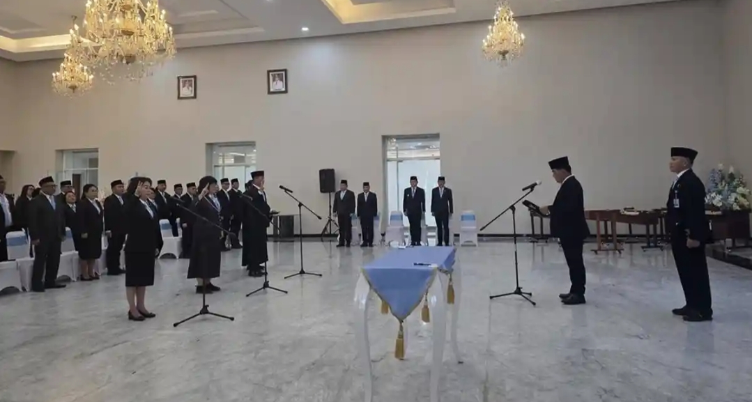 Pelantikan dan pengambilan sumpah jabatan berlangsung di Wisma Negara Bumi Beringin, Manado, Rabu (5/8/2026).