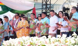 Screenshot_20260809-165010 Gubernur Sulawesi Utara Mayjen TNI (Purn) Yulius Selvanus SE bersama sejumlah delegasi negara sahabat bersiap melakukan pemukulan alat musik tradisional Tetengkoren sebagai tanda dibukanya secara resmi Tournament of Flowers pada Tomohon International Flower Festival (TIFF) 2026 di Panggung Utama Menara Alfa Omega, Pusat Kota Tomohon, Sabtu (8/8/2026). (dok.ist)