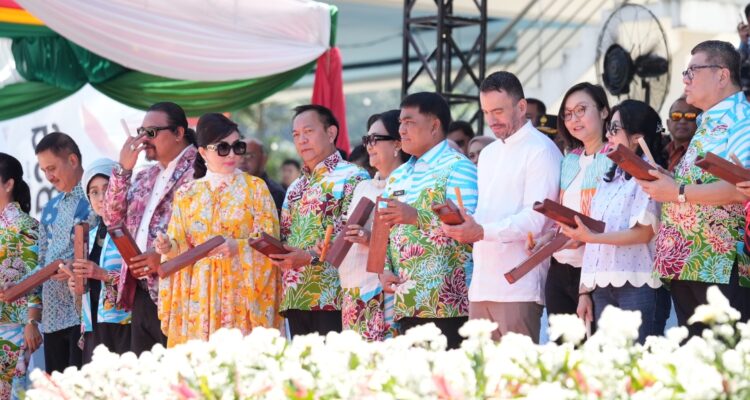 Gubernur Sulawesi Utara Mayjen TNI (Purn) Yulius Selvanus SE bersama sejumlah delegasi negara sahabat bersiap melakukan pemukulan alat musik tradisional Tetengkoren sebagai tanda dibukanya secara resmi Tournament of Flowers pada Tomohon International Flower Festival (TIFF) 2026 di Panggung Utama Menara Alfa Omega, Pusat Kota Tomohon, Sabtu (8/8/2026). (dok.ist)