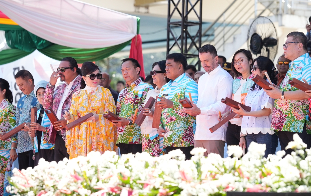 Gubernur Sulawesi Utara Mayjen TNI (Purn) Yulius Selvanus SE bersama sejumlah delegasi negara sahabat bersiap melakukan pemukulan alat musik tradisional Tetengkoren sebagai tanda dibukanya secara resmi Tournament of Flowers pada Tomohon International Flower Festival (TIFF) 2026 di Panggung Utama Menara Alfa Omega, Pusat Kota Tomohon, Sabtu (8/8/2026). (dok.ist)