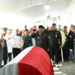 Gubernur Sulawesi Utara (Sulut), Mayjen TNI (Purn) Yulius Selvanus (YSK), bertindak langsung sebagai Inspektur Upacara dalam prosesi pelepasan jenazah Kepala Dinas Perkebunan Provinsi Sulut, Alm. Darwin Muksin, S.Sos., MM.