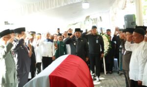 Screenshot_20260809-215256 Gubernur Sulawesi Utara (Sulut), Mayjen TNI (Purn) Yulius Selvanus (YSK), bertindak langsung sebagai Inspektur Upacara dalam prosesi pelepasan jenazah Kepala Dinas Perkebunan Provinsi Sulut, Alm. Darwin Muksin, S.Sos., MM.