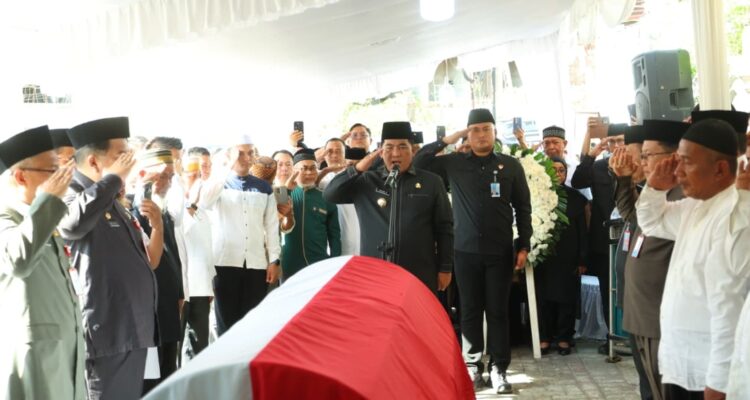 Gubernur Sulawesi Utara (Sulut), Mayjen TNI (Purn) Yulius Selvanus (YSK), bertindak langsung sebagai Inspektur Upacara dalam prosesi pelepasan jenazah Kepala Dinas Perkebunan Provinsi Sulut, Alm. Darwin Muksin, S.Sos., MM.