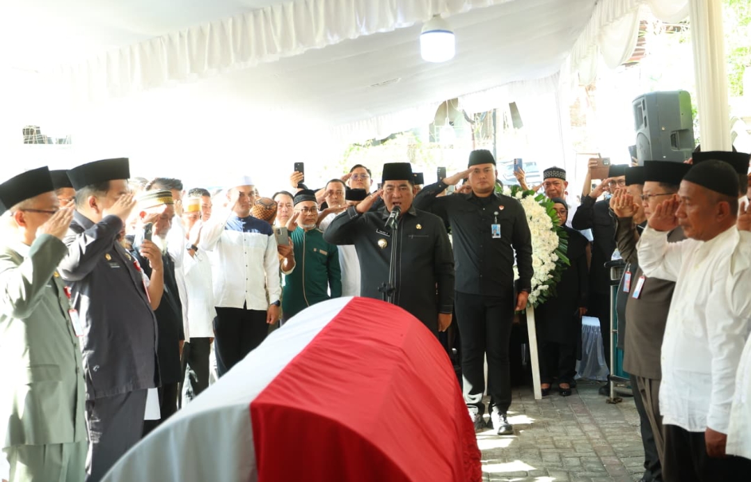 Gubernur Sulawesi Utara (Sulut), Mayjen TNI (Purn) Yulius Selvanus (YSK), bertindak langsung sebagai Inspektur Upacara dalam prosesi pelepasan jenazah Kepala Dinas Perkebunan Provinsi Sulut, Alm. Darwin Muksin, S.Sos., MM.