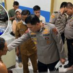 Kapolda Sulawesi Utara Irjen Pol Roycke Harry Langie saat membesuk korban tragedi drage race kotamobagu, insert pembalap tim Pangeran 05 Mc Joe Tian Ngantung. (dok.ist)