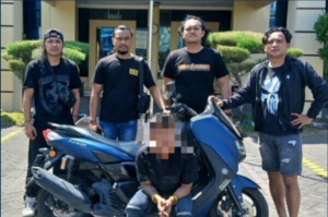 Pelaku saat diamankan Tim Unit Reaksi Cepat (URC) Reskrim Polresta Manado, Selasa (25/8/2026) sekitar pukul 05.30 WITA.