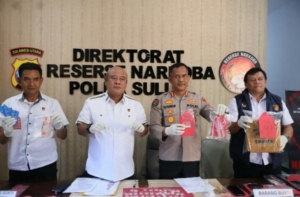 Konferensi pers di Lobi Gedung Ditresnarkoba Polda Sulut, Senin (31/8/2026) pagi.