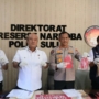 Konferensi pers di Lobi Gedung Ditresnarkoba Polda Sulut, Senin (31/8/2026) pagi.