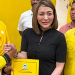 Ketum Golkar Bahlil Lahadalia menyerahkan SK kepengurusan Golkar Sulut kepada Ketua Michaela Elsiana Paruntu dan Sekretaris Adityah Anugerah Moha