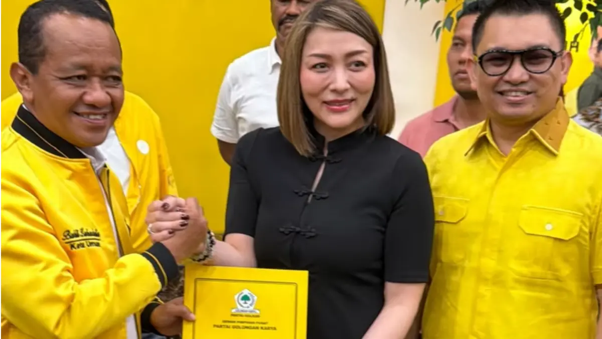 Ketum Golkar Bahlil Lahadalia menyerahkan SK kepengurusan Golkar Sulut kepada Ketua Michaela Elsiana Paruntu dan Sekretaris Adityah Anugerah Moha
