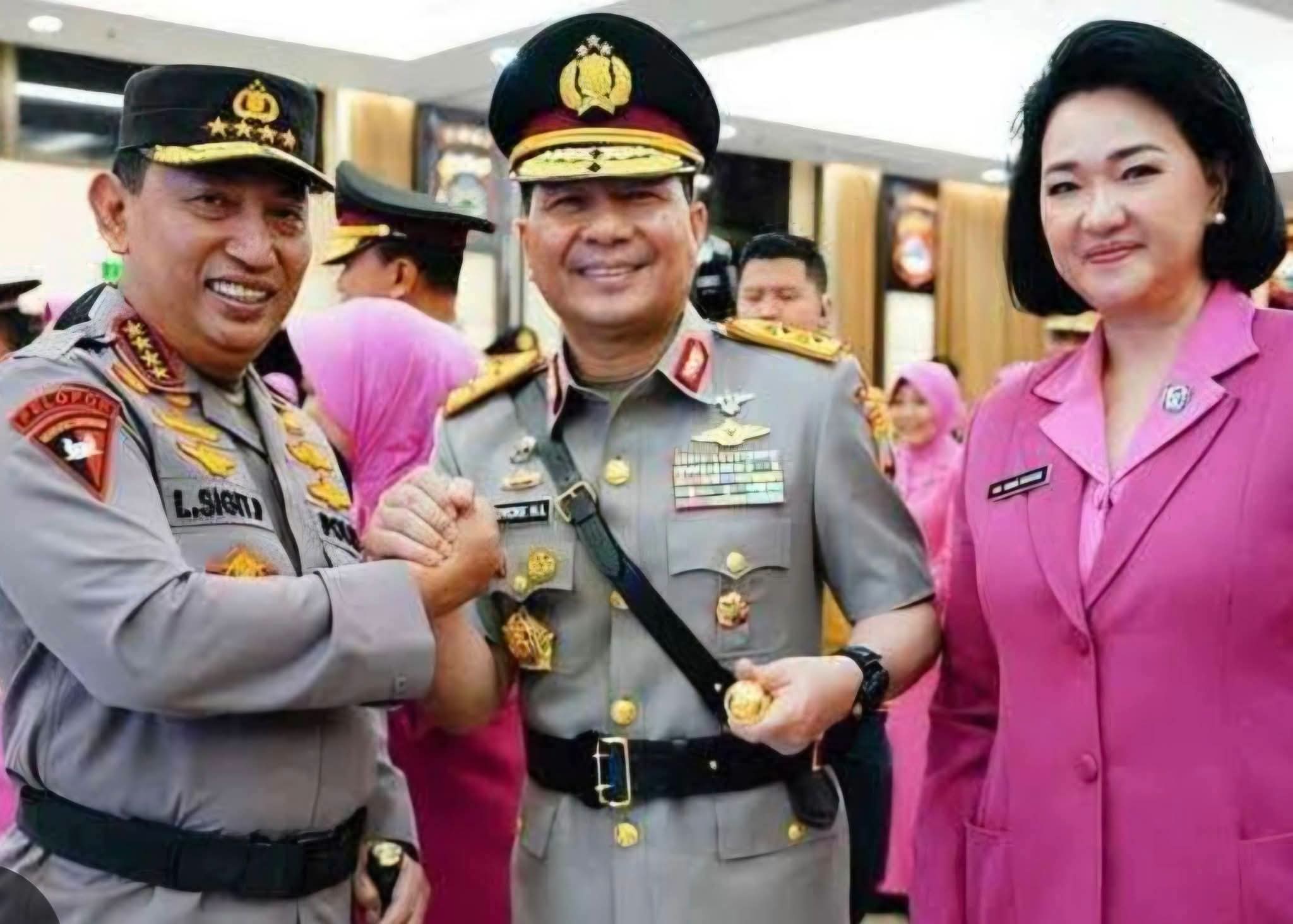 Kapolri Jenderal Polisi Drs. Listyo Sigit Prabowo, M.Si. dan Astamaops Komjen Pol Dr. Royce Harry Langie, S.I.K, MH bersama istri Joan Ferawati Koloay, S.E.