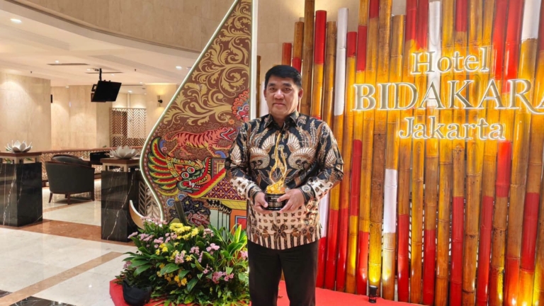 Gubernur YSK saat menerima penghargaan di Hotel Bidakara Jakarta. (dok.istimewa)
