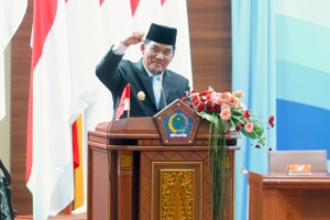 Gubernur Sulawesi Utara Mayjen TNI (Purn) Yulius Selvanus saat Paripurna di DPRD Sulut. (Istimewa)
