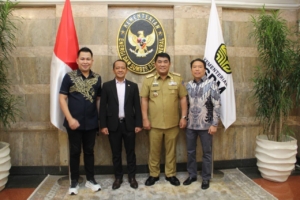 Ketua Komisi I DPRD Sulawesi Utara Braien R.L. Waworuntu (BW) dampingi Gubernur YSK bertemu Menteri ESDM Bahlil Lahadalia. (Istimewa)