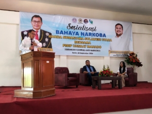 Dekan FISIP Unsrat Dr. Ferry Daud Liando, SIP, MSI ketika membawakan sambutan pembukaan pada acara Sosialisasi Bahaya Narkoba yang digelar atas kerja sama FISIP Unsrat bersama Garda Nusantara Sulawesi Utara, Senin (28/9/2026) di Gedung Menara FISIP Unsrat.