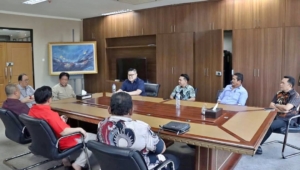 Diskusi Pimpinan dan BK DPRD Sangihe di Ruang Kerja Ketua DPRD Sulut, Senin (7/9/0/2026). (dok.istimewa)