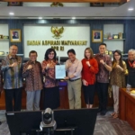 Ketua DPRD Sulut dr. Fransiscus Andi Silangen, Sp.B-KBD bersama Pimpinan Dewan dan anggota DPRD saat membawa aspirasi Buruh ke Badan Aspirasi Masyarakat DPR RI. (dok.istimewa)