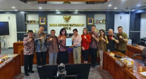 Ketua DPRD Sulut dr. Fransiscus Andi Silangen, Sp.B-KBD bersama Pimpinan Dewan dan anggota DPRD saat membawa aspirasi Buruh ke Badan Aspirasi Masyarakat DPR RI. (dok.istimewa)