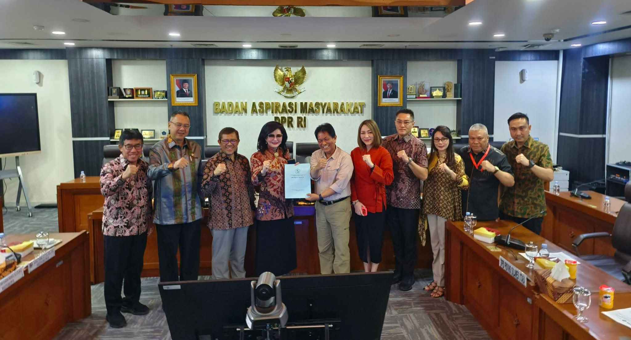 Ketua DPRD Sulut dr. Fransiscus Andi Silangen, Sp.B-KBD bersama Pimpinan Dewan dan anggota DPRD saat membawa aspirasi Buruh ke Badan Aspirasi Masyarakat DPR RI. (dok.istimewa)