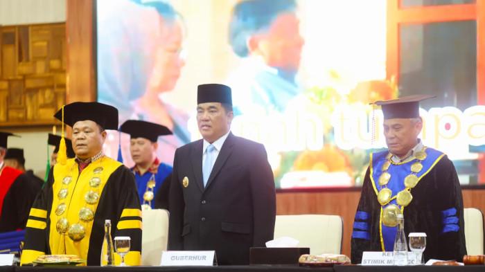 Gubernur YSK saat memberikan kuliah umum dalam kegiatan perguruan tinggi se-BMR bertajuk “Peran Generasi Muda BMR dalam Mewujudkan Sulawesi Utara Maju, Sejahtera dan Berkelanjutan”, yang digelar di Hotel Sutanraja Kotamobagu, Jumat (4/9/2026).