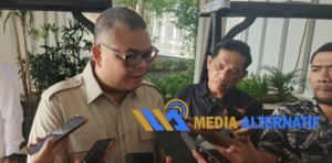 Ketua DPC Gerindra Manado Louis Carl Schramm, SH, MH saat diwawancarai di sela-sela Rakercab Gerindra Manado, di Courtyard Marriott Manado, Sabtu (5/9/2026). (dok.mediaalternatif)