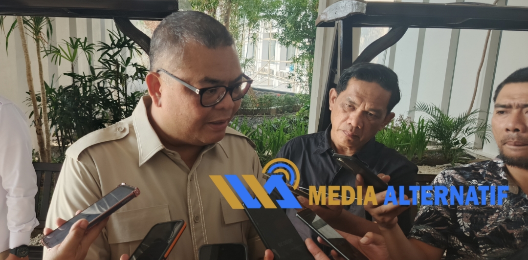 Ketua DPC Gerindra Manado Louis Carl Schramm, SH, MH saat diwawancarai di sela-sela Rakercab Gerindra Manado, di Courtyard Marriott Manado, Sabtu (5/9/2026). (dok.mediaalternatif)