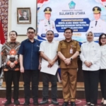 Pengurus Parpol Penerima Banpol bersama Kaban Kesbangpol Jhony Suak saat penandatanganan BAST. (dok.ist)