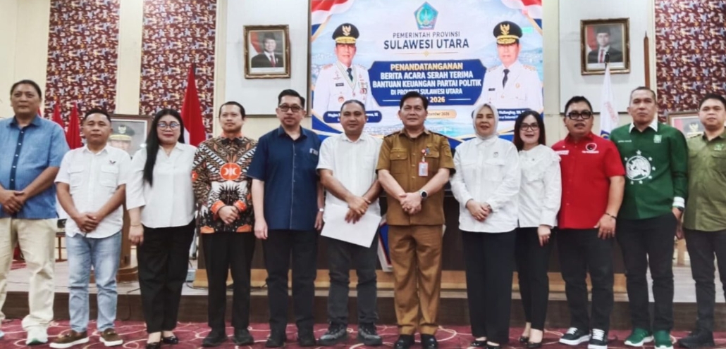 Pengurus Parpol Penerima Banpol bersama Kaban Kesbangpol Jhony Suak saat penandatanganan BAST. (dok.ist)