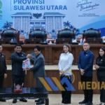 Penyerahan Dokumen usai Rapat Paripurna. (dok.mediaalternatif)